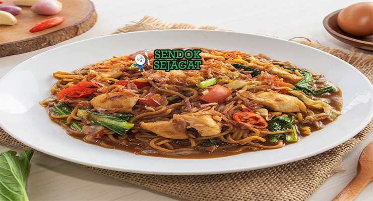 Mie godog khas Jawa siap saji: mangkuk mie kuning kenyal dengan kuah kaldu ayam manis gurih berwarna kecokelatan, ayam suwir lembut, telur rebus, kol iris, sawi hijau, tomat potong, bawang goreng tabur, daun bawang iris, dan kerupuk, terlihat hangat menggoda dengan uap mengepul