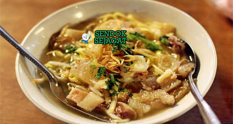 Mie kocok khas Bandung siap saji: mangkuk mie kuning kenyal dengan kuah kaldu sapi bening gurih, kikil sapi empuk kenyal, tahu goreng, telur rebus, tauge segar, bawang goreng, dan kerupuk, terlihat hangat menggoda dengan uap mengepul