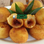 Misro Panas Lumer Gula Merah di Dalam Kulit Kriuk Misro khas Jawa Barat siap saji: gorengan singkong parut keemasan renyah, gula merah cair lumer mengalir dari dalam saat dipotong, terlihat manis menggoda dengan uap hangat