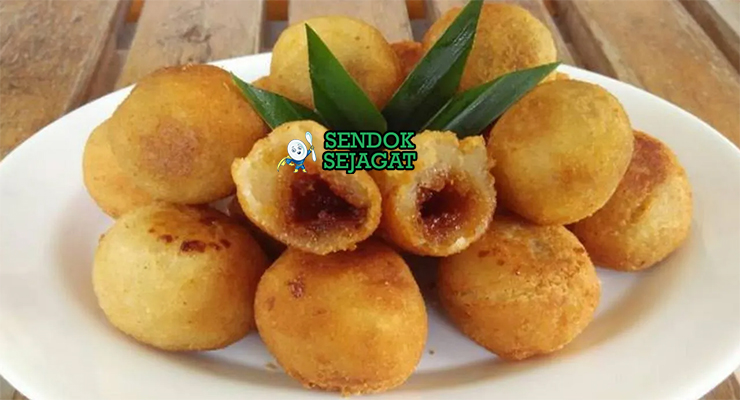 Misro khas Jawa Barat siap saji: gorengan singkong parut keemasan renyah, gula merah cair lumer mengalir dari dalam saat dipotong, terlihat manis menggoda dengan uap hangat