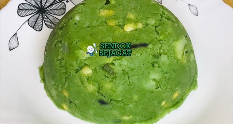 Mukimo khas Kenya siap saji: pure kentang lembut kental berwarna kuning pucat, campur kacang hijau manis, jagung manis kuning, bawang goreng tabur, disajikan dengan daging rebus dan sayur hijau, terlihat hangat menggoda di piring besar