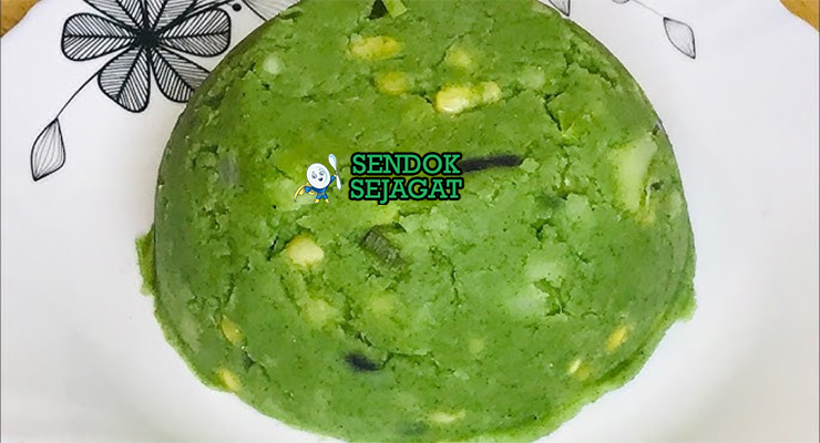 Mukimo khas Kenya siap saji: pure kentang lembut kental berwarna kuning pucat, campur kacang hijau manis, jagung manis kuning, bawang goreng tabur, disajikan dengan daging rebus dan sayur hijau, terlihat hangat menggoda di piring besar