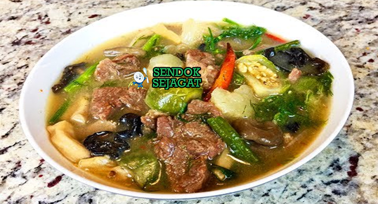 Mangkuk Or Lam khas Laos berisi sup daging sapi empuk, terong bulat, kacang panjang, jamur kuping, taburan dill dan kemangi Laos, disajikan dengan nasi ketan hangat