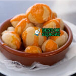 Papas arrugadas con mojo khas Kepulauan Canary siap saji: kentang kecil keriput renyah keemasan di piring, mangkuk mojo rojo merah pedas dan mojo verde segar, terlihat menggoda dengan tekstur kulit keriput dan saus mengkilap