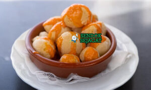 Papas Arrugadas con Mojo Siap Celup: Kentang Keriput dengan Saus Rojo dan Verde Papas arrugadas con mojo khas Kepulauan Canary siap saji: kentang kecil keriput renyah keemasan di piring, mangkuk mojo rojo merah pedas dan mojo verde segar, terlihat menggoda dengan tekstur kulit keriput dan saus mengkilap