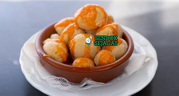 Papas arrugadas con mojo khas Kepulauan Canary siap saji: kentang kecil keriput renyah keemasan di piring, mangkuk mojo rojo merah pedas dan mojo verde segar, terlihat menggoda dengan tekstur kulit keriput dan saus mengkilap