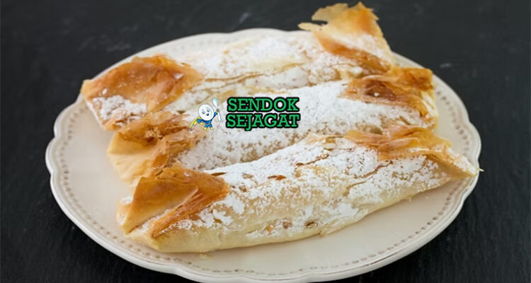 Pastéis de Tentúgal khas Portugal siap saji: pastel kecil berbentuk tabung dengan kulit pastry tipis renyah kecokelatan, isian custard telur kuning lumer mengalir saat dipotong, tabur gula halus, terlihat manis menggoda di piring putih