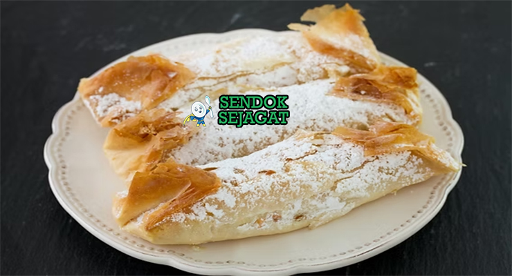 Pastéis de Tentúgal khas Portugal siap saji: pastel kecil berbentuk tabung dengan kulit pastry tipis renyah kecokelatan, isian custard telur kuning lumer mengalir saat dipotong, tabur gula halus, terlihat manis menggoda di piring putih