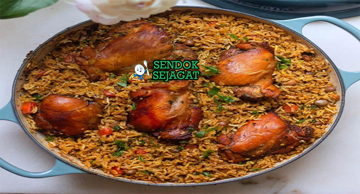 Pelau khas Trinidad siap saji: nasi satu panci berwarna cokelat keemasan, potongan ayam empuk, kacang pigeon creamy, cabai dan rempah Caribbean, terlihat gurih menggoda dengan uap hangat