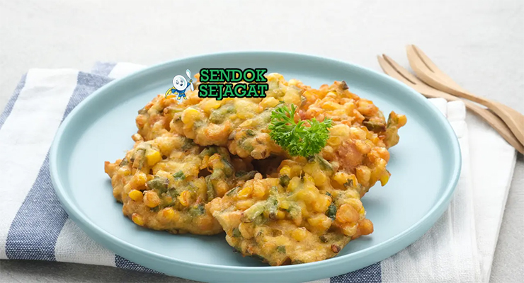 Tumpukan perkedel jagung khas Manado yang renyah keemasan, jagung terlihat manis di dalam, tampak gurih dan menggugah selera