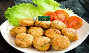 Perkedel Tahu Siap Nikmati Panas Tumpukan perkedel tahu khas Indonesia yang renyah keemasan, tampak gurih dengan irisan daun bawang, siap disantap