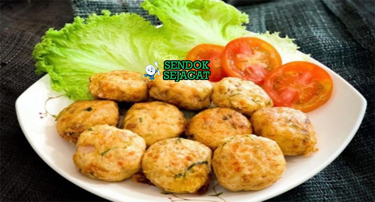 Tumpukan perkedel tahu khas Indonesia yang renyah keemasan, tampak gurih dengan irisan daun bawang, siap disantap