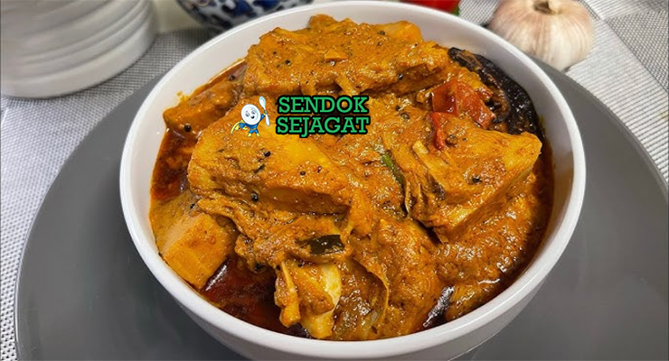 Mangkok Polos Curry khas Sri Lanka dengan nangka muda empuk, kuah santan kental rempah, cabai hijau, dan daun kari, tampak gurih pedas menggugah selera