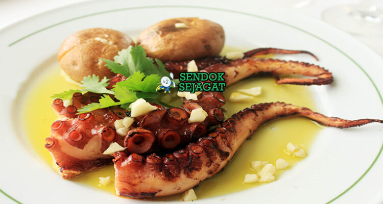 Polvo à Lagareiro khas Portugal siap saji: gurita potong empuk renyah keemasan di loyang, kentang kecil panggang, bawang putih memarkan, minyak zaitun menggenang, dan peterseli tabur, terlihat gurih hangat dengan uap mengepul