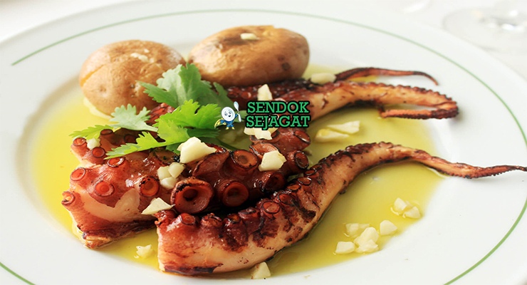 Polvo à Lagareiro khas Portugal siap saji: gurita potong empuk renyah keemasan di loyang, kentang kecil panggang, bawang putih memarkan, minyak zaitun menggenang, dan peterseli tabur, terlihat gurih hangat dengan uap mengepul