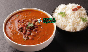 Rajma Chawal India Siap Disantap Hangat Mangkuk rajma chawal khas India dengan kari kacang merah kental gurih, nasi basmati hangat di samping, taburan daun ketumbar segar dan irisan bawang merah