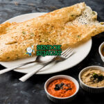Rava Dosa Siap Saji Renyah Menggoda Lembaran Rava Dosa khas India yang tipis renyah berlubang, tampak gurih dengan taburan bawang dan cabai, siap disantap