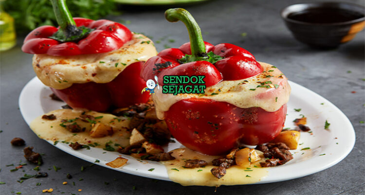 Rocoto relleno khas Peru siap saji: cabai rocoto merah besar empuk, diisi daging cincang gurih, keju mozzarella leleh mengalir, tomat, zaitun, dan kismis, terlihat pedas menggoda dengan uap hangat