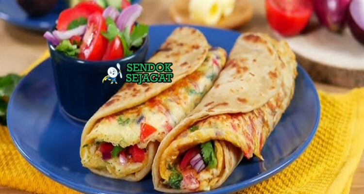Rolex khas Uganda disajikan hangat: chapati lembut digulung telur dadar berisi kol iris, bawang, tomat, dan daun ketumbar, potong miring siap dimakan