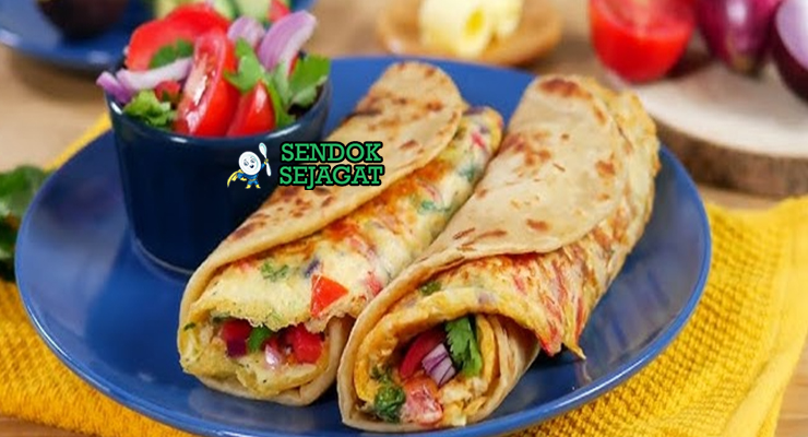 Rolex khas Uganda disajikan hangat: chapati lembut digulung telur dadar berisi kol iris, bawang, tomat, dan daun ketumbar, potong miring siap dimakan