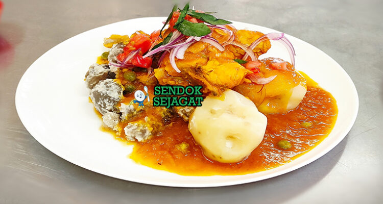 Sajta de Pollo khas Bolivia disajikan hangat dalam mangkuk dengan potongan ayam empuk, kuah pedas kuning dari ají amarillo, kentang, kacang polong, dan nasi putih