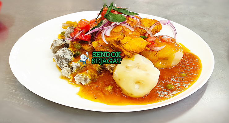 Sajta de Pollo khas Bolivia disajikan hangat dalam mangkuk dengan potongan ayam empuk, kuah pedas kuning dari ají amarillo, kentang, kacang polong, dan nasi putih
