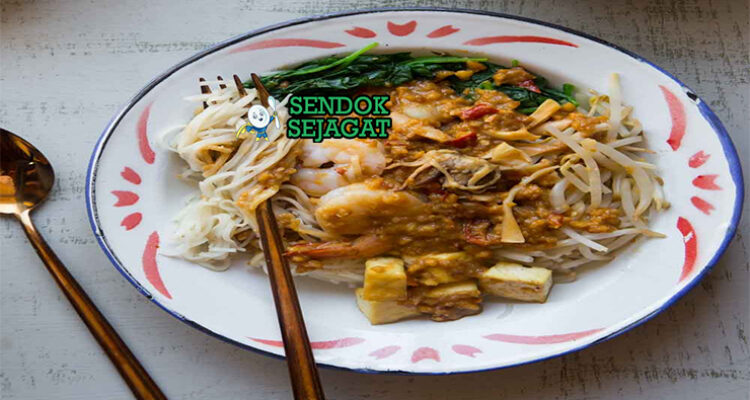 Satay bee hoon khas Singapura siap saji: mangkuk bihun lembut dengan kuah sate kacang manis gurih berwarna cokelat kental, udang panggang besar, tauge segar, telur rebus, tahu goreng, bawang goreng, dan limau kasturi, terlihat menggoda dengan uap hangat