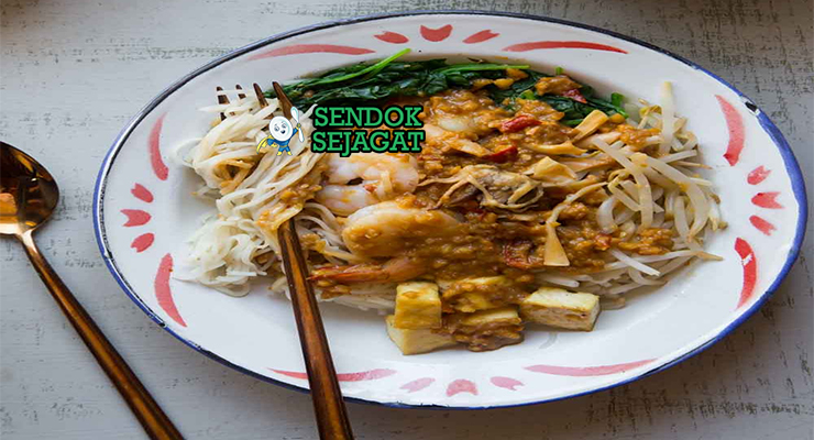 Satay bee hoon khas Singapura siap saji: mangkuk bihun lembut dengan kuah sate kacang manis gurih berwarna cokelat kental, udang panggang besar, tauge segar, telur rebus, tahu goreng, bawang goreng, dan limau kasturi, terlihat menggoda dengan uap hangat