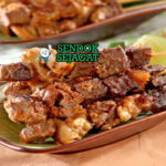 Sate Ampet Siap Nikmati dengan Kuah Santan Tusuk Sate Ampet khas Lombok dengan daging sapi kecokelatan, kuah santan pedas kental, tampak gurih pedas menggugah selera