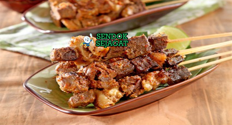 Tusuk Sate Ampet khas Lombok dengan daging sapi kecokelatan, kuah santan pedas kental, tampak gurih pedas menggugah selera
