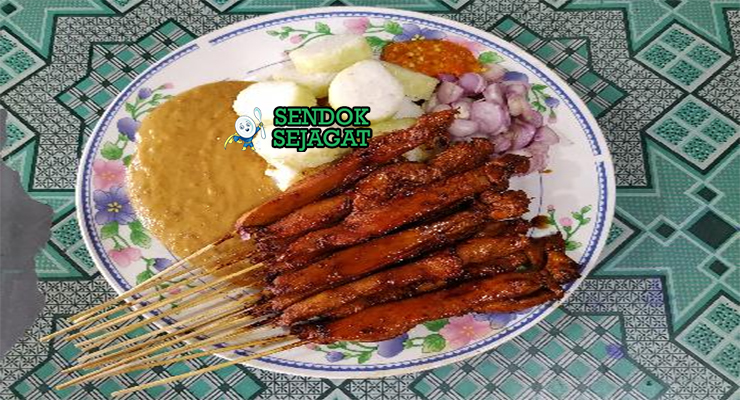 Tusuk sate ayam Ponorogo khas Jawa Timur dengan daging empuk berbalut bumbu kacang manis gurih kental, taburan bawang goreng melimpah, disajikan bersama lontong, kol iris, dan sambal kecap