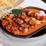 Tusuk Sate Blora khas Jawa Tengah dengan ayam bakar kecokelatan, bumbu kacang kental, lontong, acar, tampak gurih manis menggugah selera