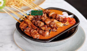Sate Blora Siap Nikmati Panas Tusuk Sate Blora khas Jawa Tengah dengan ayam bakar kecokelatan, bumbu kacang kental, lontong, acar, tampak gurih manis menggugah selera
