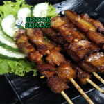 Tusuk Sate Kikil khas Bogor dengan kikil sapi kecokelatan, bumbu kecap pedas manis, tampak gurih kenyal menggugah selera