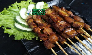 Sate Kikil Siap Nikmati Panas Tusuk Sate Kikil khas Bogor dengan kikil sapi kecokelatan, bumbu kecap pedas manis, tampak gurih kenyal menggugah selera
