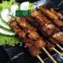 Tusuk Sate Kikil khas Bogor dengan kikil sapi kecokelatan, bumbu kecap pedas manis, tampak gurih kenyal menggugah selera