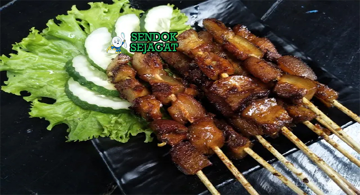 Tusuk Sate Kikil khas Bogor dengan kikil sapi kecokelatan, bumbu kecap pedas manis, tampak gurih kenyal menggugah selera
