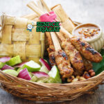 Sate lembut khas Betawi autentik yang baru dibakar setengah matang, adonan daging giling lilit di tusuk dengan siraman bumbu kacang dan lontong