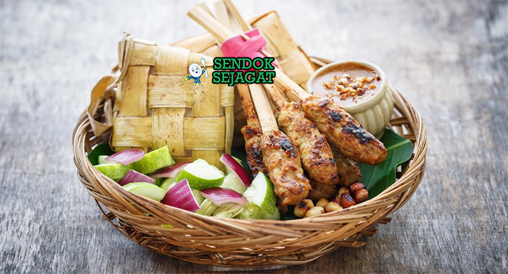 Sate lembut khas Betawi autentik yang baru dibakar setengah matang, adonan daging giling lilit di tusuk dengan siraman bumbu kacang dan lontong