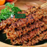 Sate Usus Siap Nikmati Panas Tusuk Sate Usus khas Yogyakarta dengan usus ayam kecokelatan, bumbu kecap manis pedas, tampak gurih kenyal menggugah selera