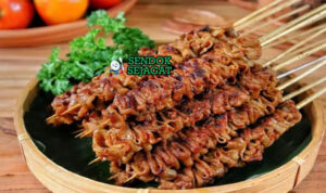 Tusuk Sate Usus khas Yogyakarta dengan usus ayam kecokelatan, bumbu kecap manis pedas, tampak gurih kenyal menggugah selera