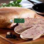 Saumagen khas Pfalz Jerman diiris tebal, disajikan hangat dengan sauerkraut asam segar, kentang tumbuk, mustard kasar, dan irisan renyah di luar