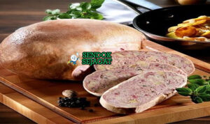 Saumagen khas Pfalz Jerman diiris tebal, disajikan hangat dengan sauerkraut asam segar, kentang tumbuk, mustard kasar, dan irisan renyah di luar