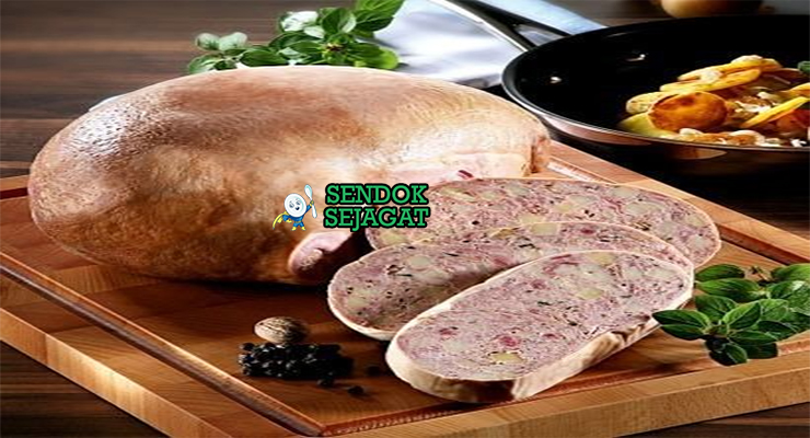 Saumagen khas Pfalz Jerman diiris tebal, disajikan hangat dengan sauerkraut asam segar, kentang tumbuk, mustard kasar, dan irisan renyah di luar