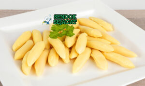 Piring schupfnudeln khas Austria berbentuk lonjong kecokelatan renyah, disiram mentega cokelat harum, taburan bawang goreng dan peterseli segar, disajikan hangat