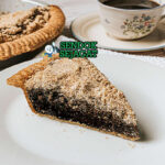 Potongan Shoofly Pie khas Pennsylvania dengan filling molase manis, topping crumb renyah, tampak hangat dan gurih menggugah selera