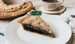 Shoofly Pie Siap Potong dengan Crumb Menggoda Potongan Shoofly Pie khas Pennsylvania dengan filling molase manis, topping crumb renyah, tampak hangat dan gurih menggugah selera