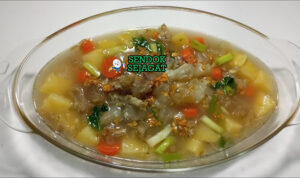 Sop Urat Siap Saji Hangat dengan Kuah Bening Mangkok sop urat khas Jakarta dengan potongan urat sapi empuk, sayur wortel kentang, daun bawang, dan taburan bawang goreng, tampak gurih dan segar
