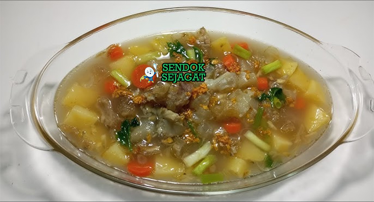 Mangkok sop urat khas Jakarta dengan potongan urat sapi empuk, sayur wortel kentang, daun bawang, dan taburan bawang goreng, tampak gurih dan segar