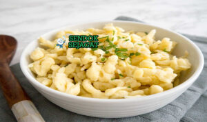 Mangkok Spätzle khas Swabia dengan mie telur kenyal lembut, saus krim jamur, tampak hangat gurih menggugah selera